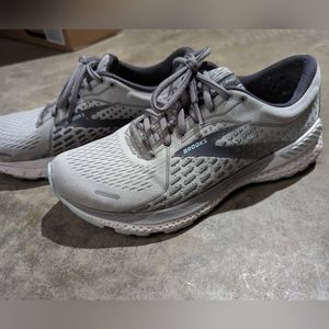 Women's Adrenaline Brooks 21
